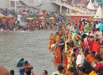 उत्तराखंड में रविवार को गंगा घाटों पर उमड़ी हजारों छठ व्रतियों की भीड़