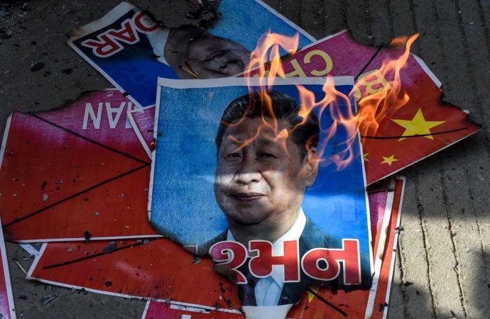 चीन का राष्ट्रपति तानाशाह, जनता ने पोस्टर लहाराए