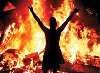 गुजरात में सांप्रदायिक हिंसा, पत्थरबाजी, आगजनी, पुलिस पर पेट्रोल बम फेंके गए