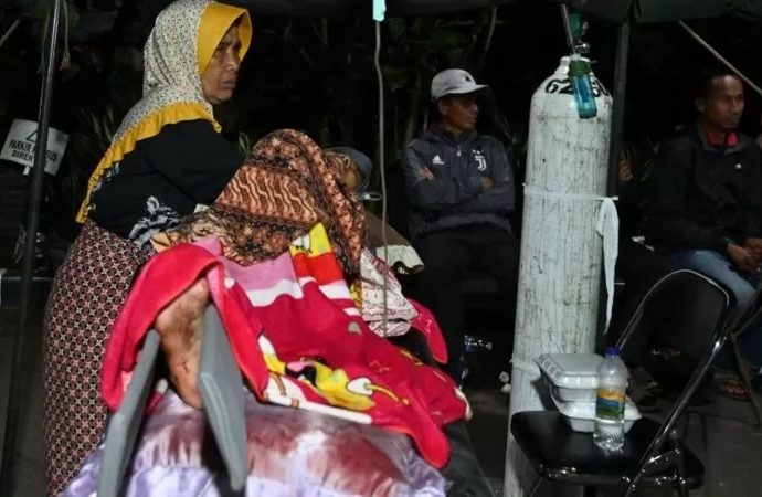 इंडोनेशिया में भूकंप से सैकड़ो लोगों की मौत, हजारों घायल