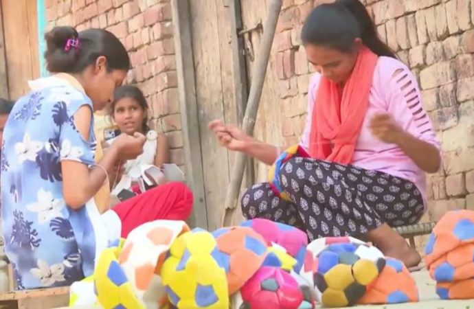 फुटबॉलों की सिलाई से चल रही मेरठ के गांव सिसौला बुजुर्ग के 3000 परिवारों की रोजी-रोटी