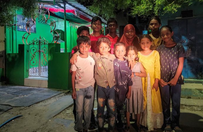 विनायक चविथी उत्सव पंडाल में कामगार वर्ग की बस्तियों के बच्चे