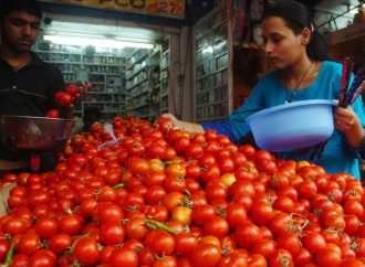 सब्जियों के दाम आसमान पर, टमाटर 100 रुपए किलो