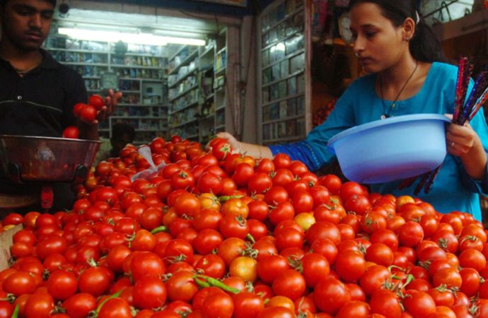 सब्जियों के दाम आसमान पर, टमाटर 100 रुपए किलो